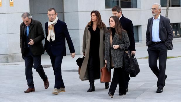 Sandro Rosell con sus abigados a la salida de la Audiencia Nacional