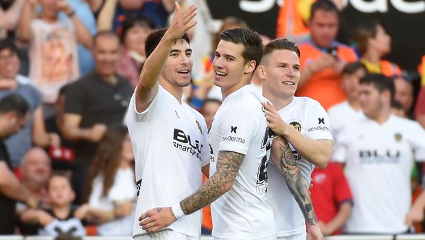 Soler, Mina y Gameiro celebran uno de los goles de la tarde