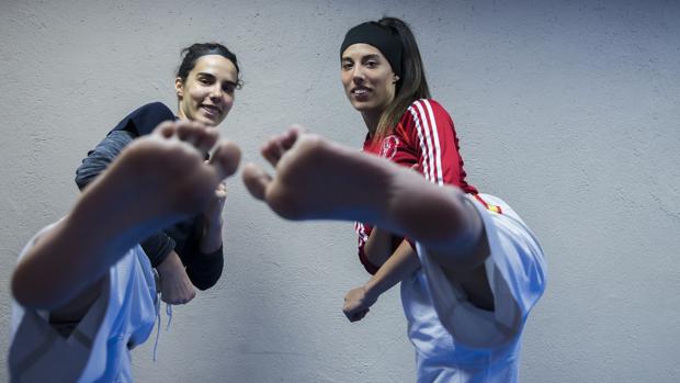 Marta (izquierda) y Eva Calvo posan para ABC durante la entrevista