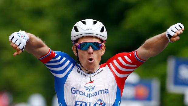 Démare celebra la victoria a su paso por la línea de meta