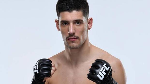 El asturiano Joel Álvarez posa con los guantes de la UFC