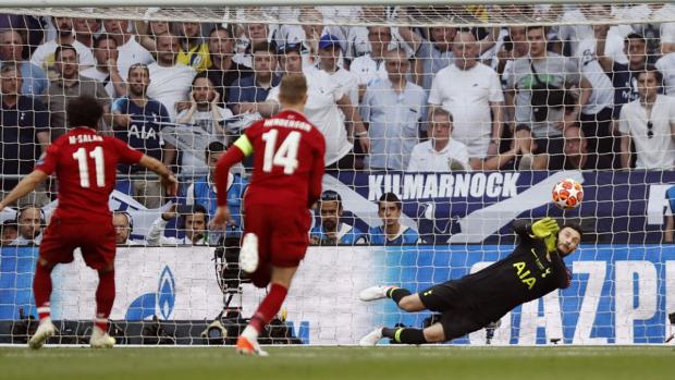 Salha marca el penalti a Lloris, portero del Tottenham