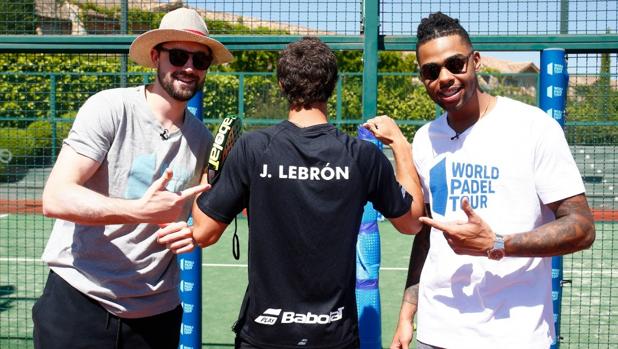 Joe Harris y D'Angelo Russell posan junto a Juan Lebrón durante el partido