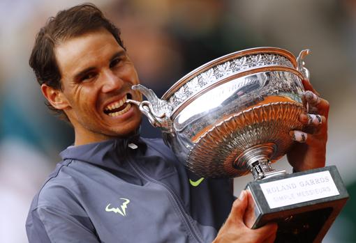 Rafael Nadal en su 12º famoso «mordisco»