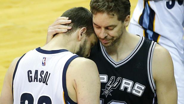 Pau y Marc Gasol, en un partido en la NBA