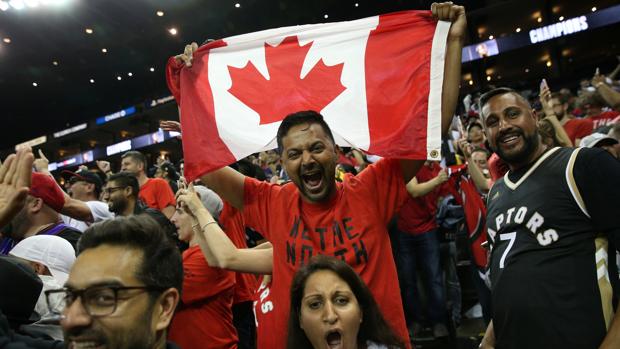 Aficionados de los Raptors celebran durante la final