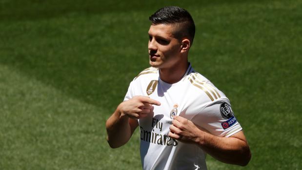 Jovic, durante la presentación con el Madrid