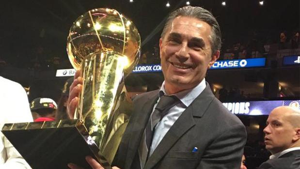 Sergio Scariolo, con el trofeo de campeón de la NBA