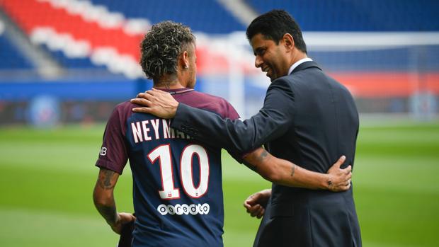 Nasser Al-Khelaifi y Neymar en el Parque de los Príncipes