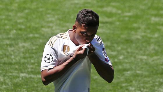 Rodrygo besando el escudo