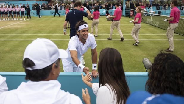 Feliciano López celebra con su palco el título en Queen's