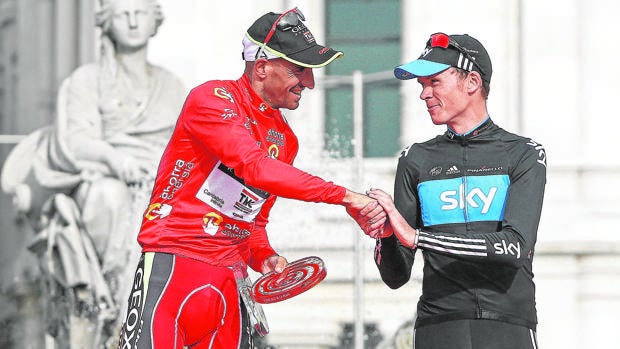 Cobo y Froome se felicitan en el podio de la Vuelta a España de 2011