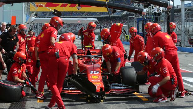Uno de los Ferrari en el 'pit lane'