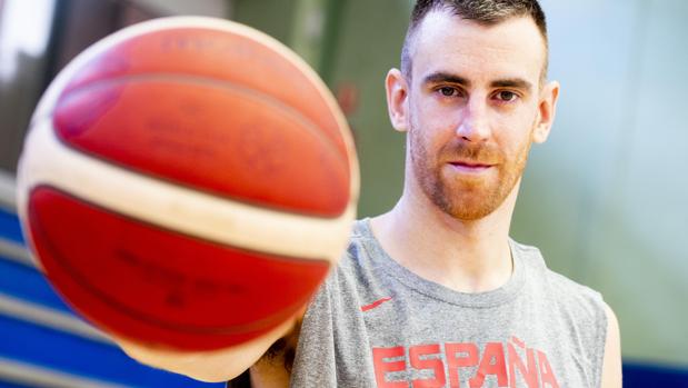 Víctor Claver posa para ABC tras un entrenamiento de la selección