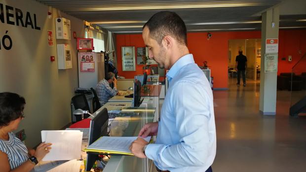 Luis de Oleza, abogado del Baleares Sin Fronteras, presentando el recurso en el Tribunal Balear del Deporte