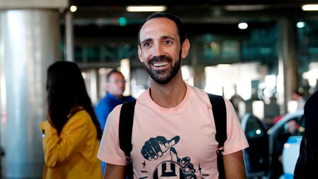 Juanfran a su llegada a Sao Paulo, en el aeropuerto