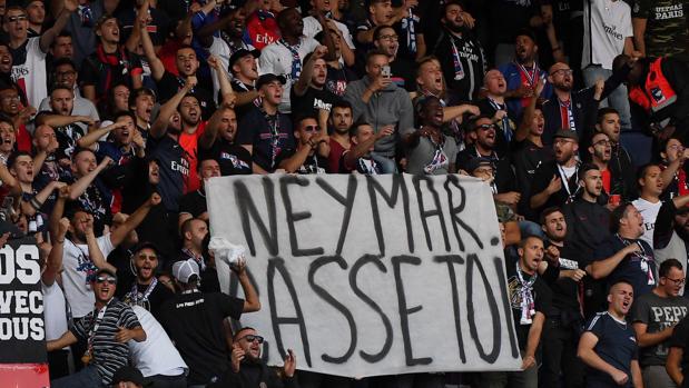 «Neymar lárgate», reza una pancarta que pudoverse en el Parque de los Príncipes