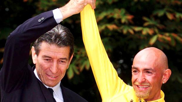 Gimondi levanta el brazo a Pantani, campeón del Tour de 1998