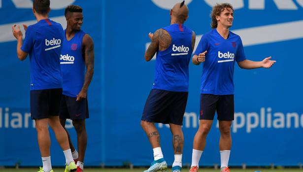 Griezmann, Arturo Vidal y Semedo durante el último entrenamiento antes de viajar a Bilbao