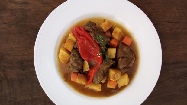 Jabalí guisado en cocina de leña con pimientos rojos asados en horno de leña