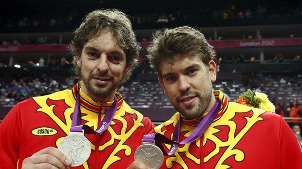 Pau y Marc Gasol, con la plata lograda en Londres 2012