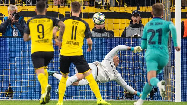 Ter Stegen en el momento de parar el penalti lanzado por Reus
