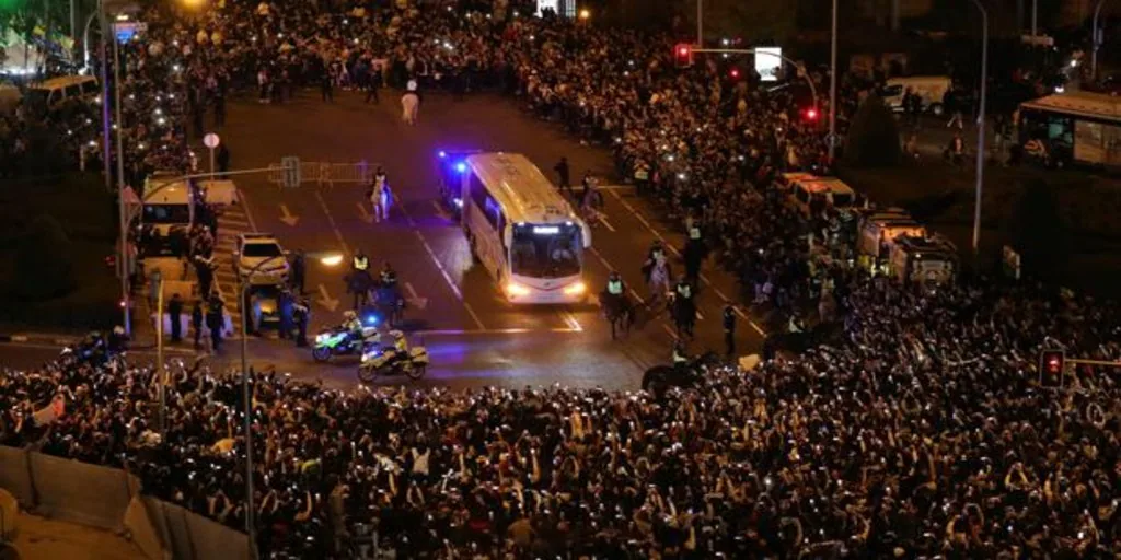 El Autobús Del Real Madrid, Sitiado Por La Afición