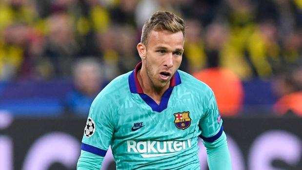 Arthur durante un partido con el Barcelona