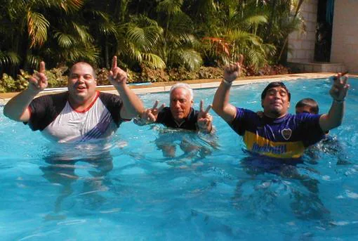 Diego con Coppola (centro) en el año 2000 celebrando en una piscina en Cuba un gol de Boca frente a River