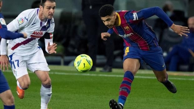 Araújo remata ante Kike García durante el partido entre el Barcelona y el Eibar