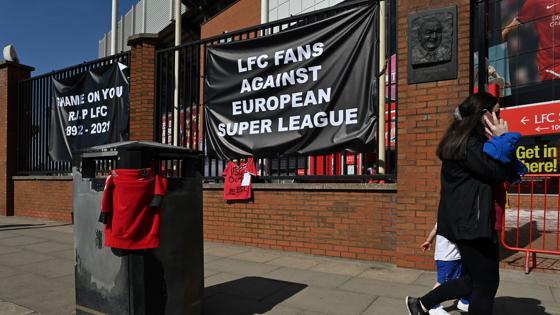 Así ha amanecido este lunes Anfield, estadio del Liverpool: con pancartas en contra de la Superliga