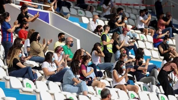 Varios aficionados asisten a un partido de fútbol