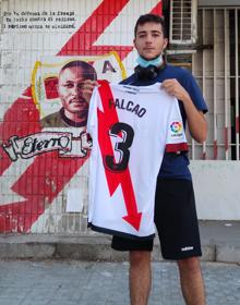 Cristian posa con la camiseta de Falcao, recién comprada en la tienda oficial