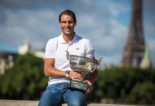 Nadal posa con su trofeo de Roland Garros