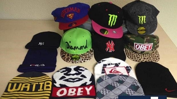 Material decomisado por la Policía Municipal de Madrid en Lavapiés por tratarse de falsificaciones de ropa.
