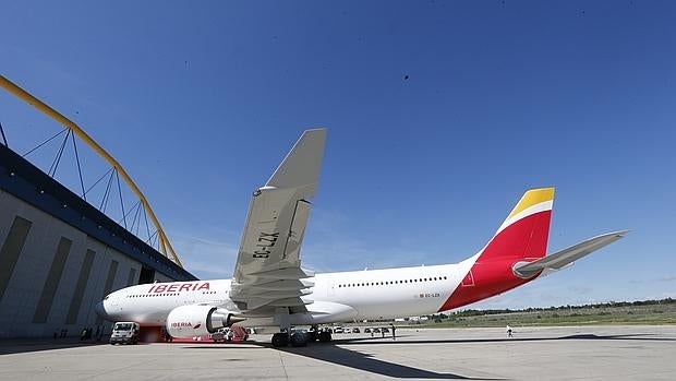 Avión de Iberia en los talleres de La Muñoza
