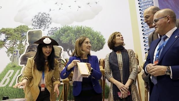La ministra de Fomento, Ana Pastor, en el «stand» de Galicia de Fitur