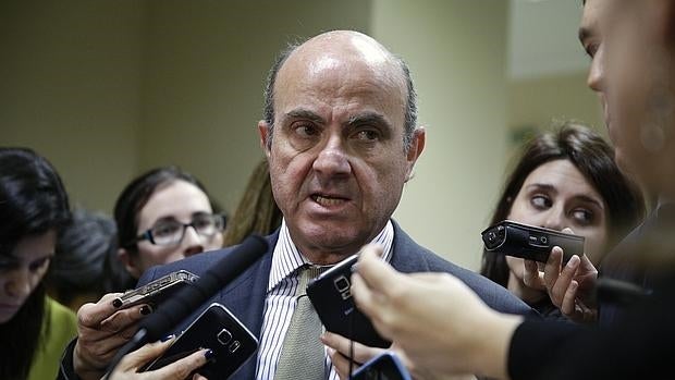 De Guindos asegura que la economía española puede soportar seis meses de inestabilidad política
