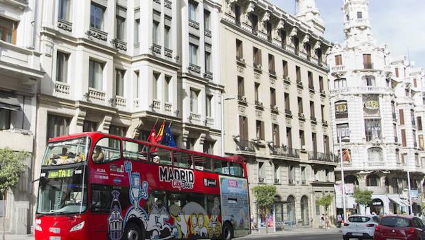 Autobús turístico en Gran Vía (Madrid)