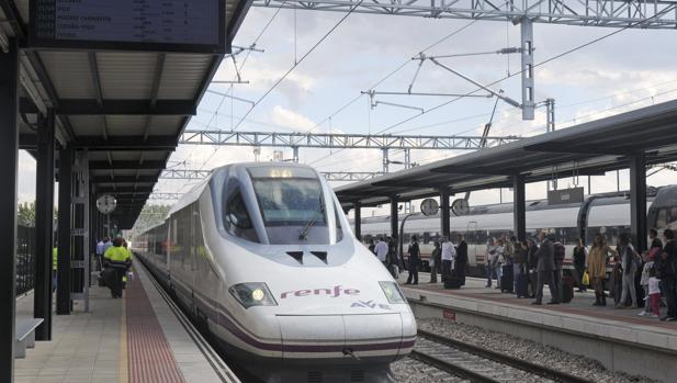 Tren de AVE en la estación de León