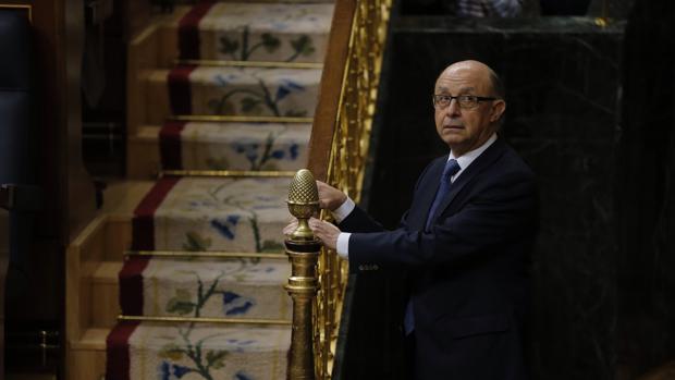 El ministro de Hacienda, Cristóbal Montoro, esta mañana en el Congreso de los Diputados