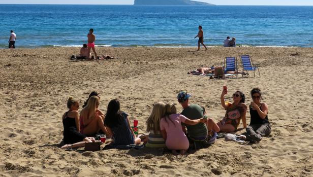 Turistas en la playa de Benidorm