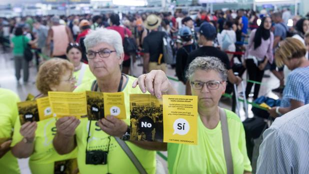Casi medio centenar de miembros de la Asamblea Nacional de Cataluña (ANC) han acudido hoy a El Prat