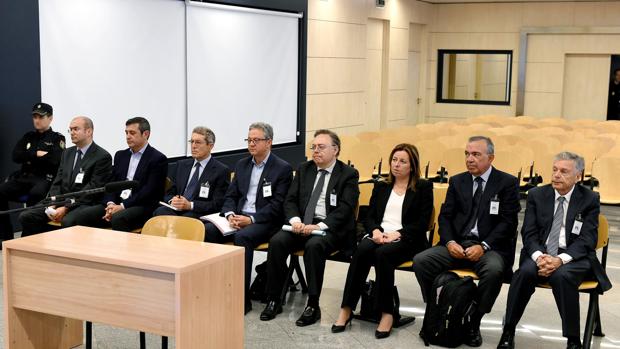 El expresidente de la Caja de Ahorros del Mediterráneo (CAM) Modesto Crespo (d); los ex directores generales, Roberto López Abad (2d) y María Dolores Amorós (3d); el ex director general de Planificación y Control Teófilo Sogorb (4d); el ex director general de Inversiones y Riesgo Francisco José Martínez (5d); el ex director general de Recursos Vicente Soriano (6d); el ex director de Financiación y Gestión de Liquidez Juan Luis Sabater (7d), y el ex director de Información Financiera Salvador Ochoa (8d), durante el juicio en la Audiencia Nacional