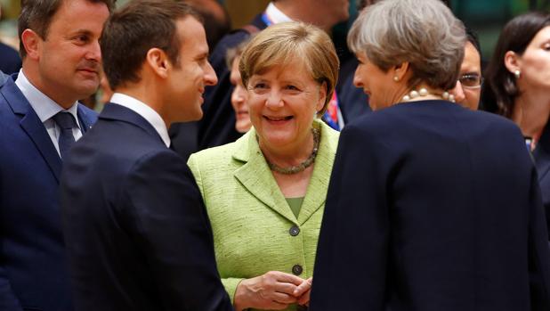 Emmanuel Macron, Angela Merkel y Theresa May en una reunión en Bruselas