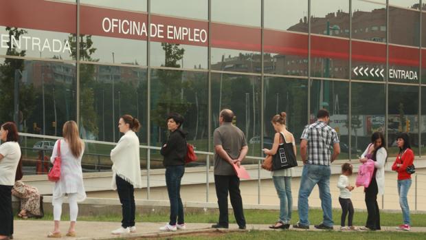 Ciudadanos haciendo cola ante una Oficina de Empleo