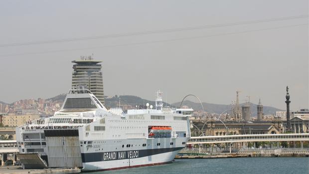 Un barco de crucero atracado en el puerto de Barcelona
