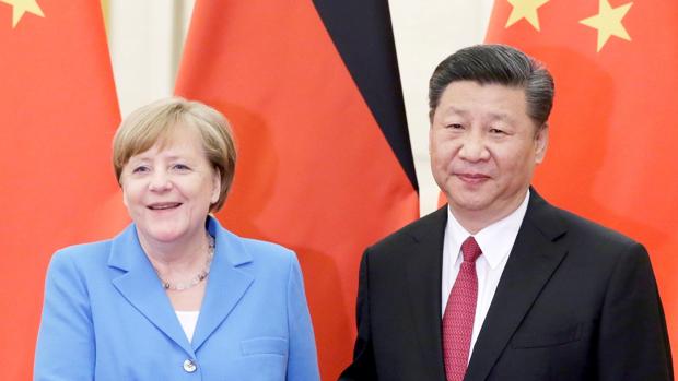 La canciller alemana, Angela Merkel (izda) junto al presidente de Chine Xi Jinping