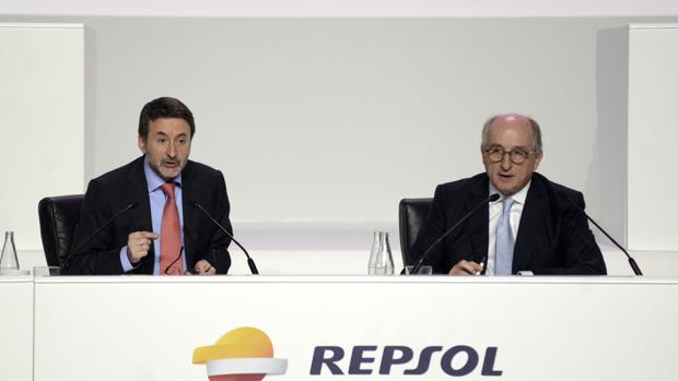 El presidente de la petrolera, Antonio Brufau (dcha) junto al consejero delegado, Josu Jon Imaz (izda)