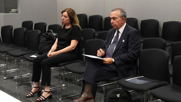 Los exdirectores genearles de la CAM, María Dolores Abad (izda) y Roberto López Abad (dcha)